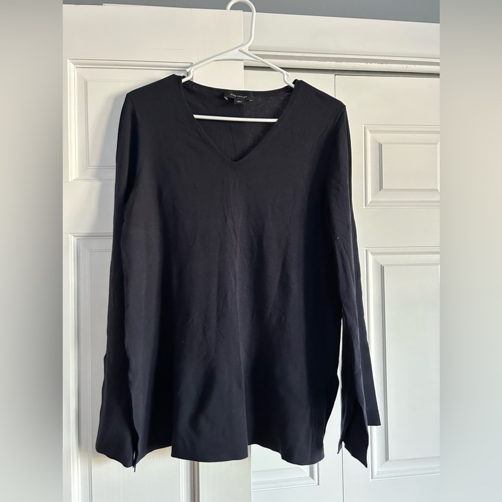Ann Taylor women’s vneck long sleeve shirt